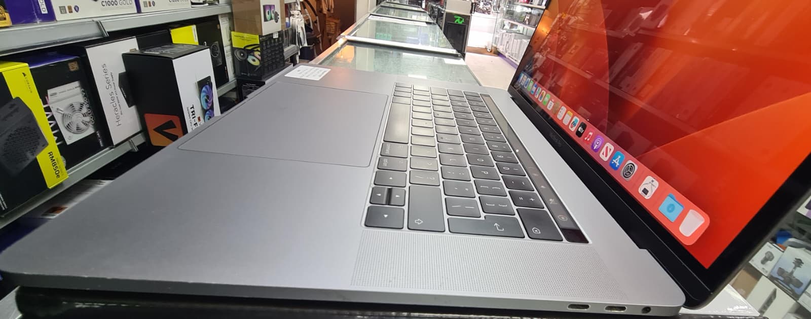 Apple MacBook Pro 2017 15.4" Retina, Intel Core i7, 16GB RAM, 1TB SSD, Touch Bar, A1707, *Used*