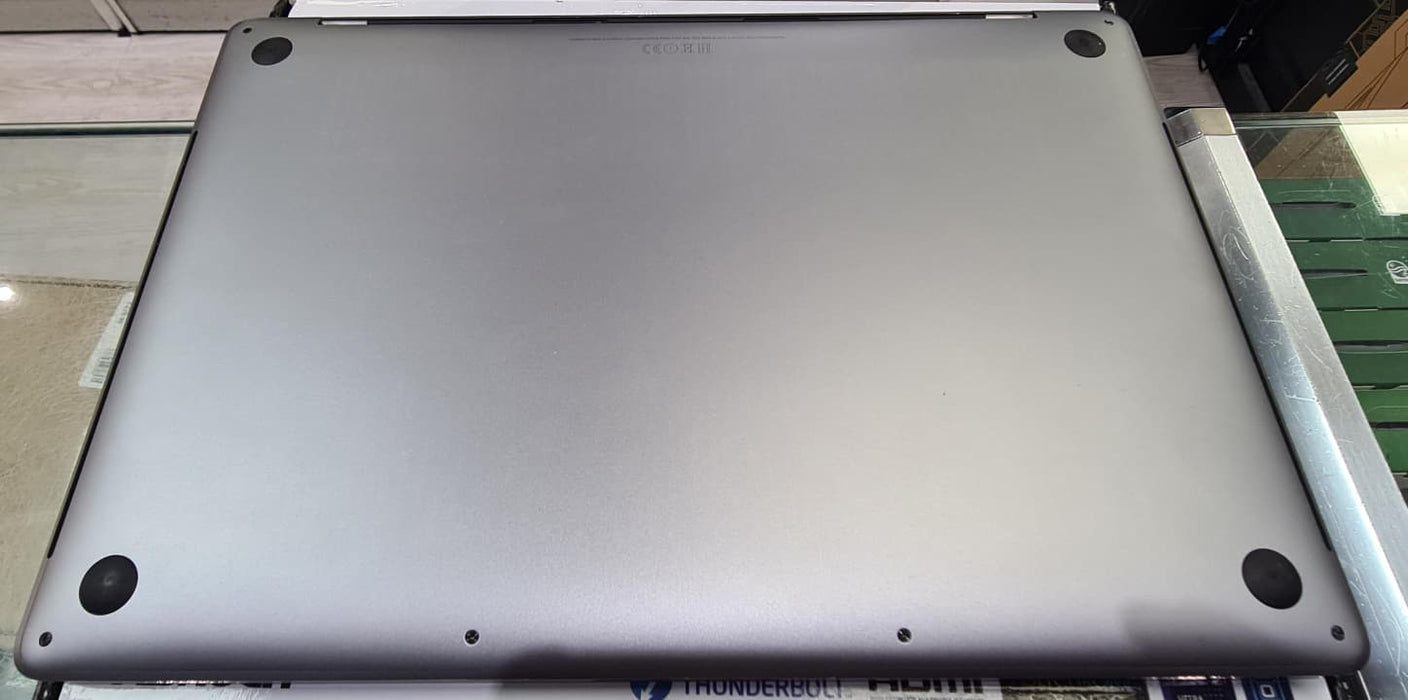 Apple MacBook Pro 2017 15.4" Retina, Intel Core i7, 16GB RAM, 256GB SSD, Touch Bar, A1707, *Used*