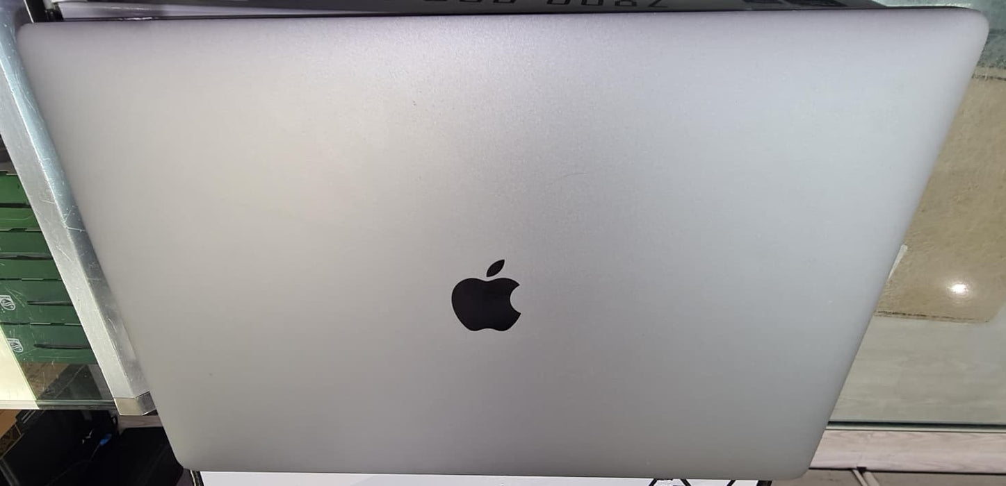 Apple MacBook Pro 2017 15.4" Retina, Intel Core i7, 16GB RAM, 256GB SSD, Touch Bar, A1707, *Used*