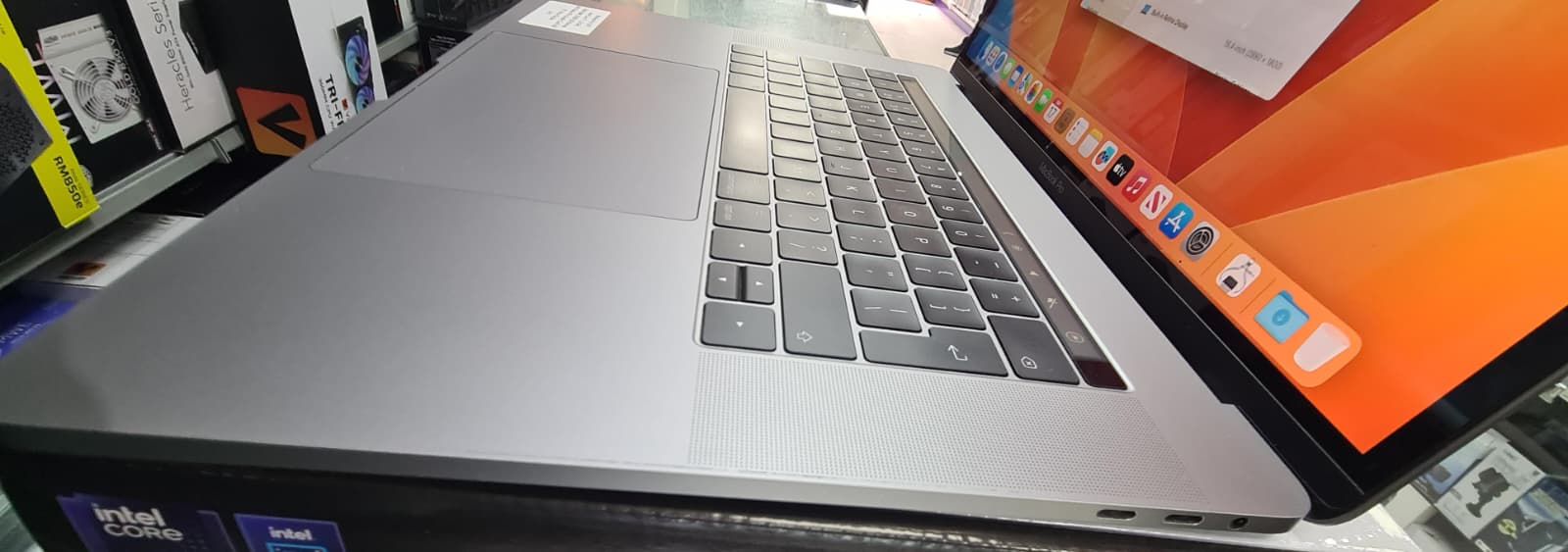 Apple MacBook Pro 2017 15.4" Retina, Intel Core i7, 16GB RAM, 256GB SSD, Touch Bar, A1707, *Used*
